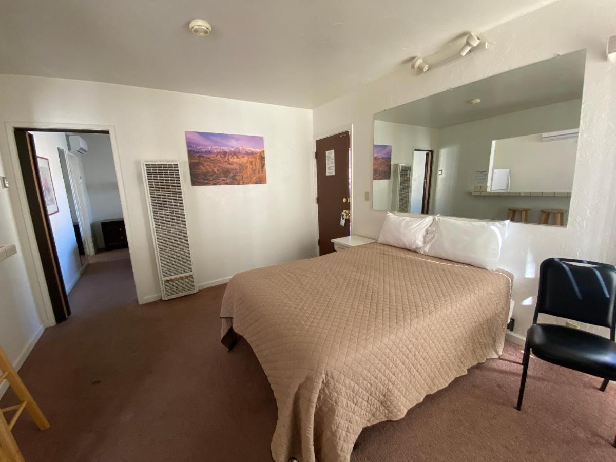 Bristlecone Motel Биг Пайн Екстериор снимка