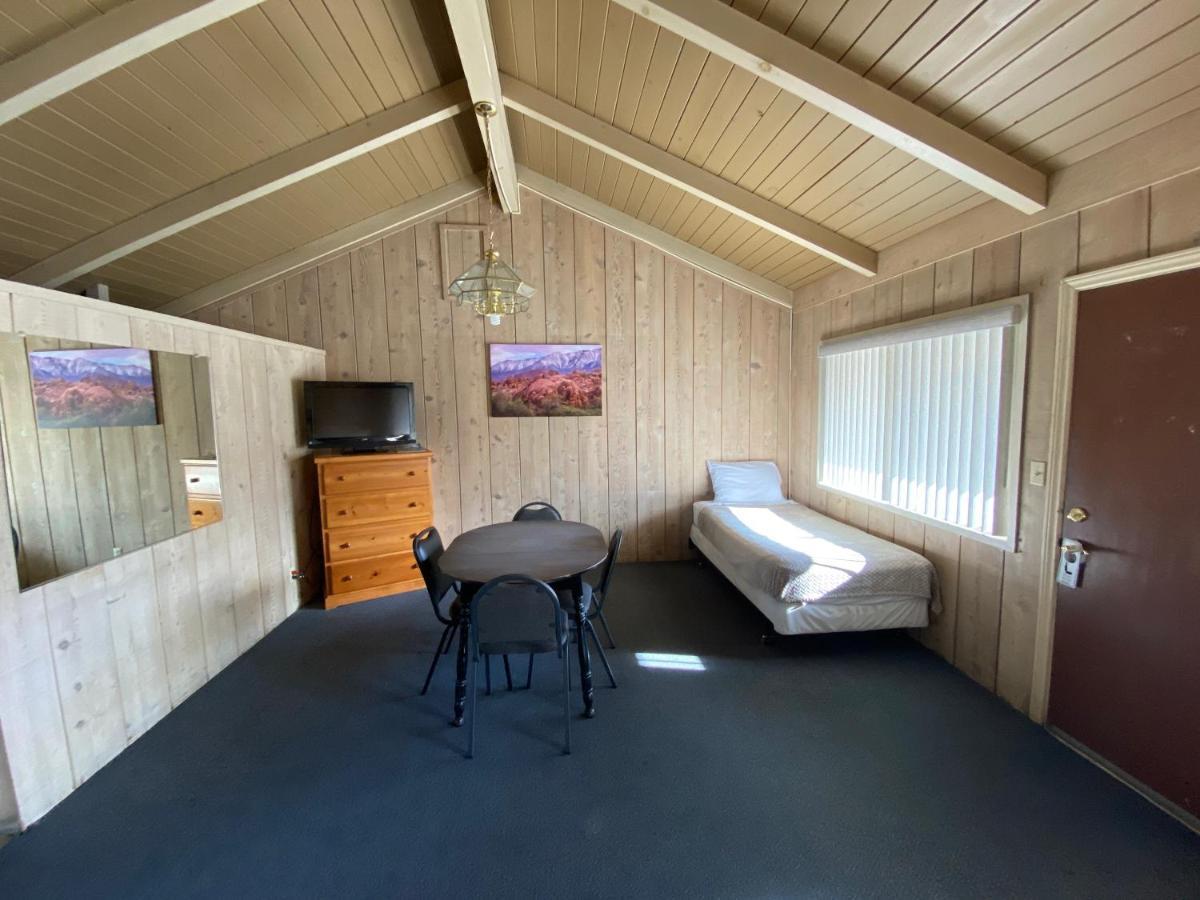 Bristlecone Motel Биг Пайн Екстериор снимка