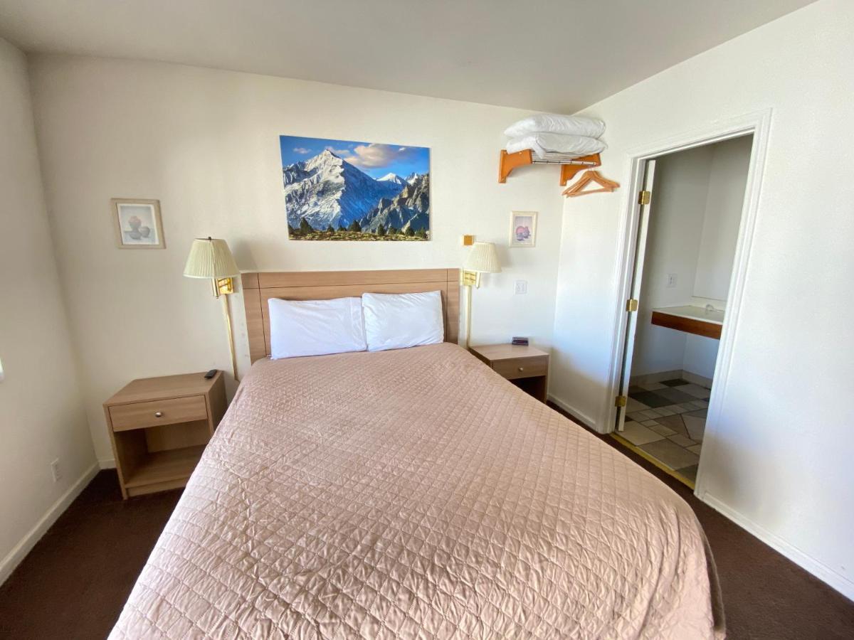 Bristlecone Motel Биг Пайн Екстериор снимка