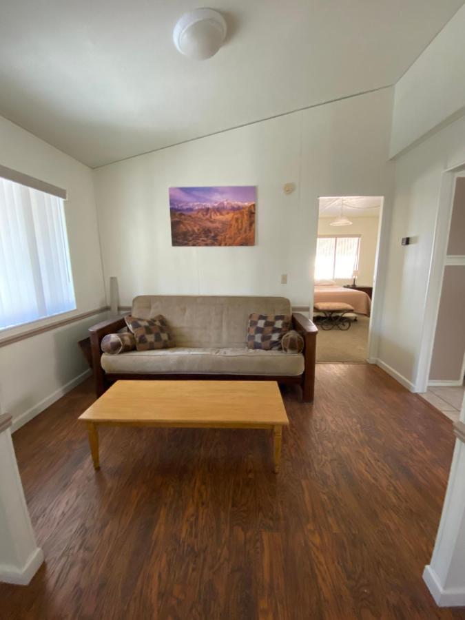 Bristlecone Motel Биг Пайн Екстериор снимка