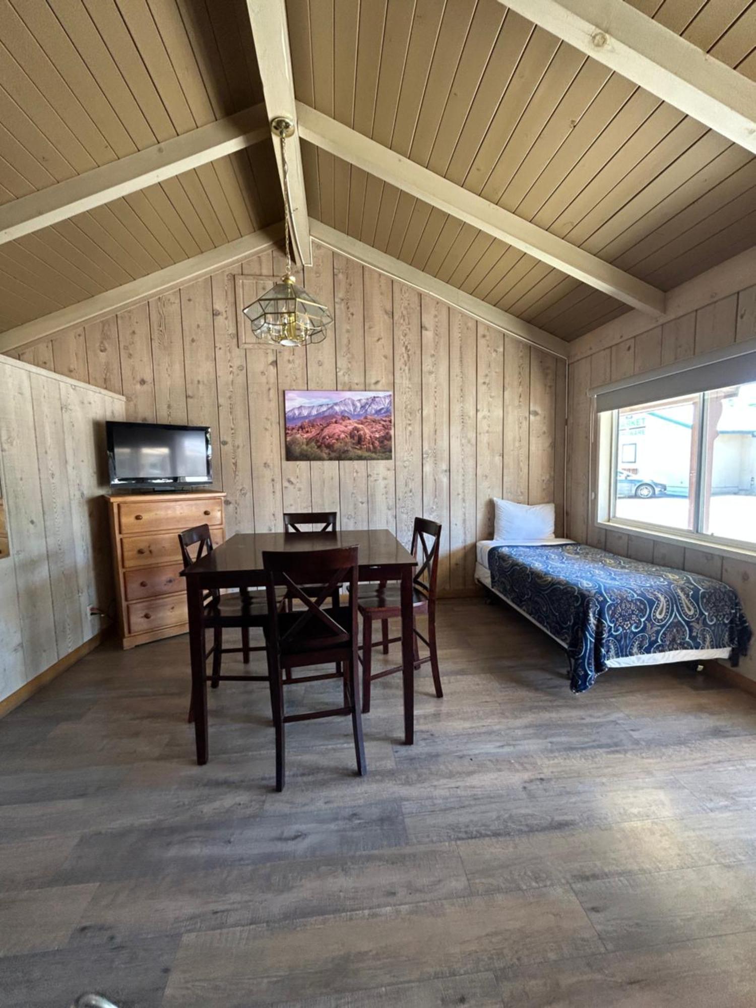 Bristlecone Motel Биг Пайн Екстериор снимка
