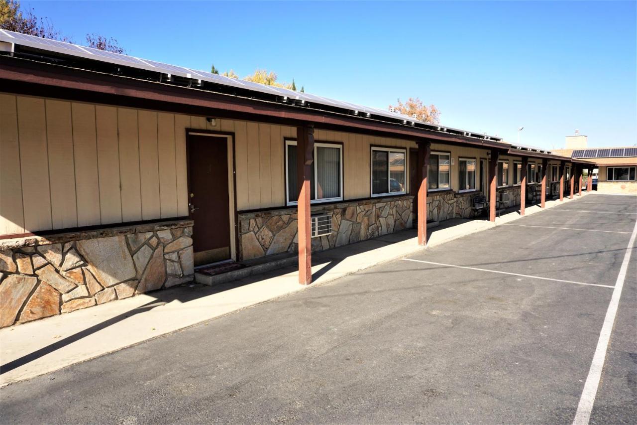 Bristlecone Motel Биг Пайн Екстериор снимка